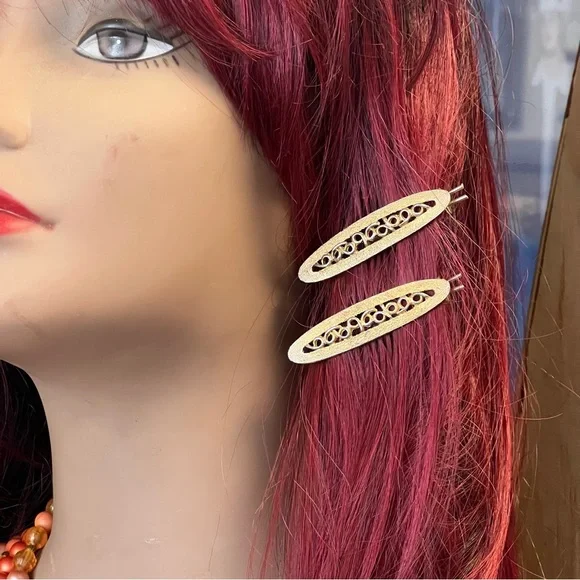 Pair of Vintage Golden Hair Clips with Intricate Design - Picture 11 of 13